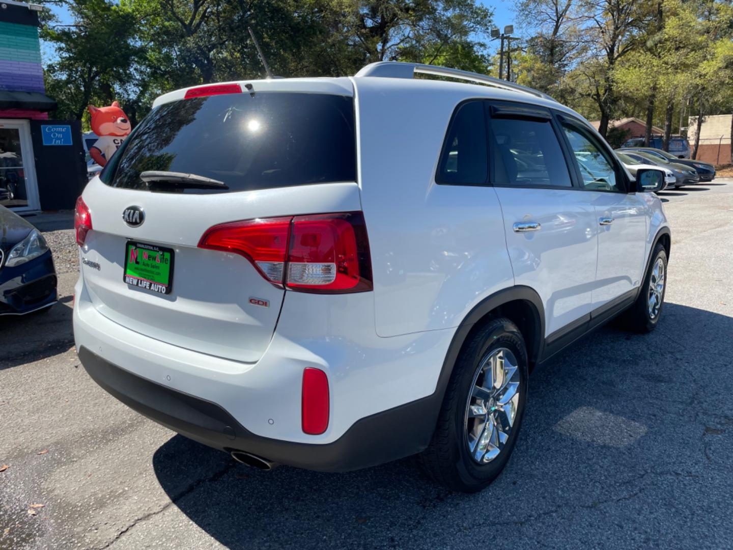 2015 WHITE KIA SORENTO LX (5XYKTCA63FG) with an 2.4L engine, Automatic transmission, located at 5103 Dorchester Rd., Charleston, SC, 29418-5607, (843) 767-1122, 36.245171, -115.228050 - Photo#6